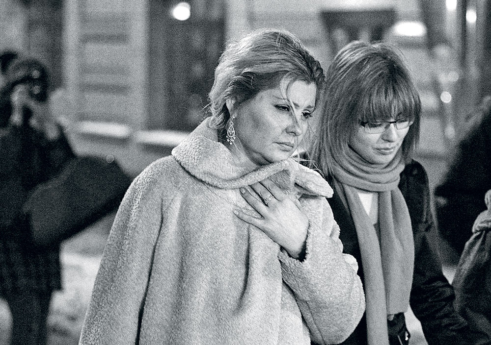 Inna Khodorkovskaya and daughter Anastasia on the evening of 30 December 2010 outside the Khamovnichesky Court: half an hour earlier, they had learned that the head of the family would have to remain in jail for many more years