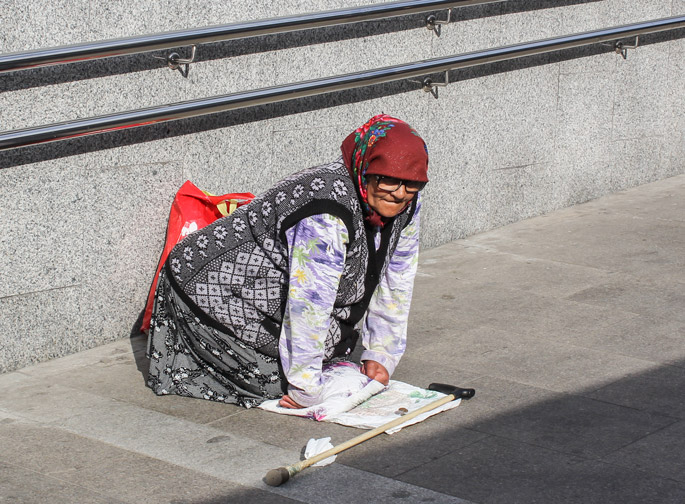 Old_woman_beggar_in_Moscow