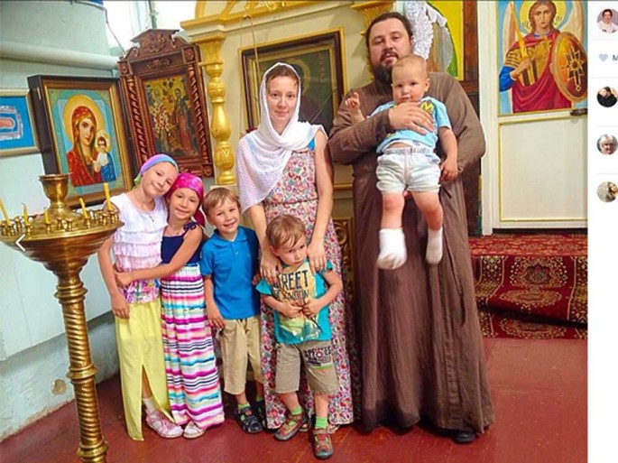 Anna Kuznetsova with her husband and 5 (of her 6) children
